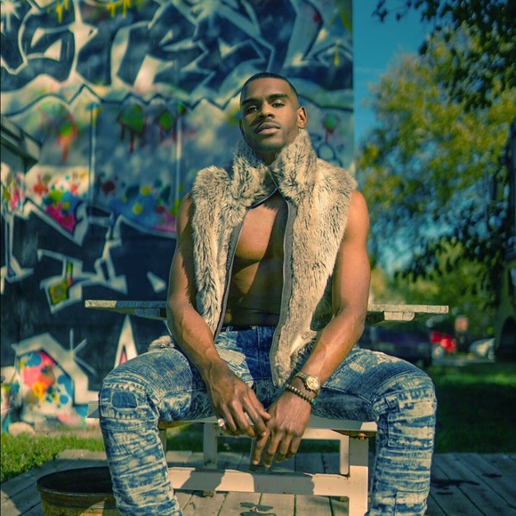 The King’s here! “OMG! 👀 Is that real cashmere!?” - Picture 6 of 6